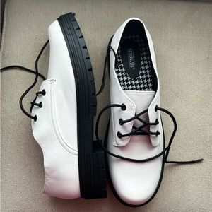 Sketchers Men’s White With Black Sole Lace Up Shoes